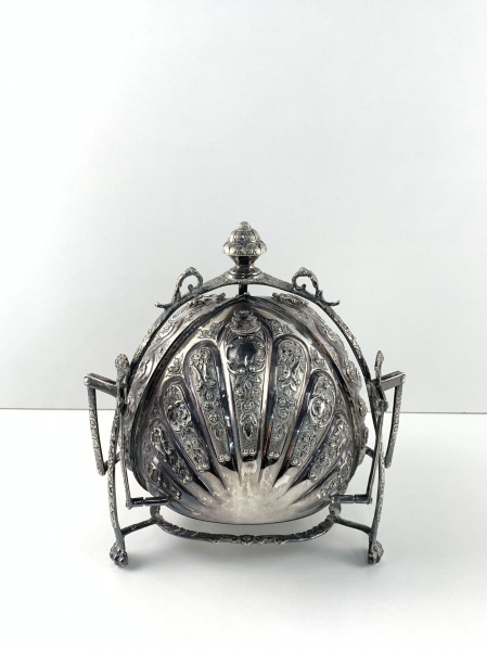 Joias . Magnífico centro de mesa Candy Dish/Biscuit Warmer de corpo trípode em prata de ...