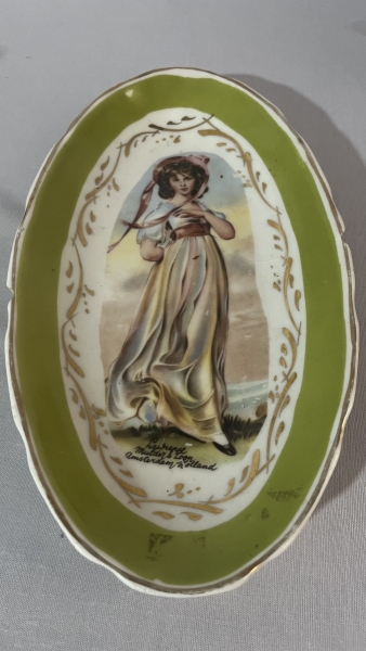 Joias . Travessa de parede com imagem de dama antiga medindo 27cm x 15cm com avarias