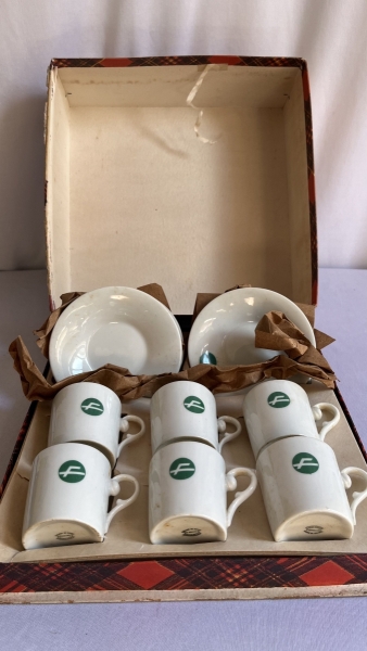 Joias . Antigo conjunto de xícaras de café em sua caixa original