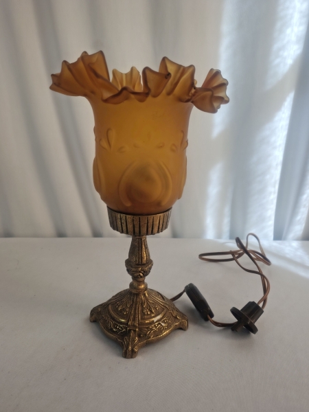 Joias . Belíssimo Abajur em Bronze com tulipa de vidro plissada medindo 28cm. Precisa ...