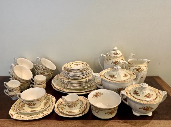 Joias . Conjunto para chá e café em porcelana inglesa Alfred Meakin composto por: 10 ...