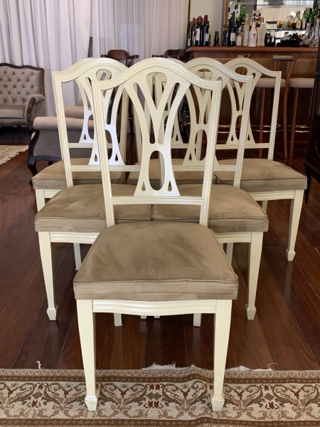 Joias . Conjunto com 6 cadeiras em madeira laqueada na tonalidade marfim, marca Reeps. ...
