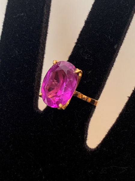 Joias . Anel em ouro amarelo 18K com uma ametista, 6,36g totais.