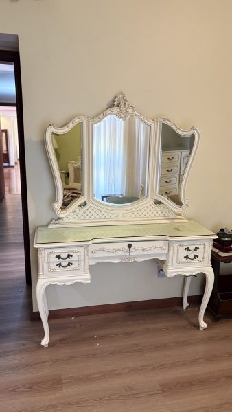 Joias . Penteadeira estilo provençal em madeira laqueada na cor marfim com detalhes ...