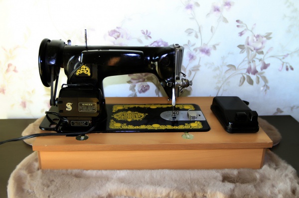 Joias . Maquina de Costura Singer Modelo 15c75 conhecida como Pretinha esse modelo é ...