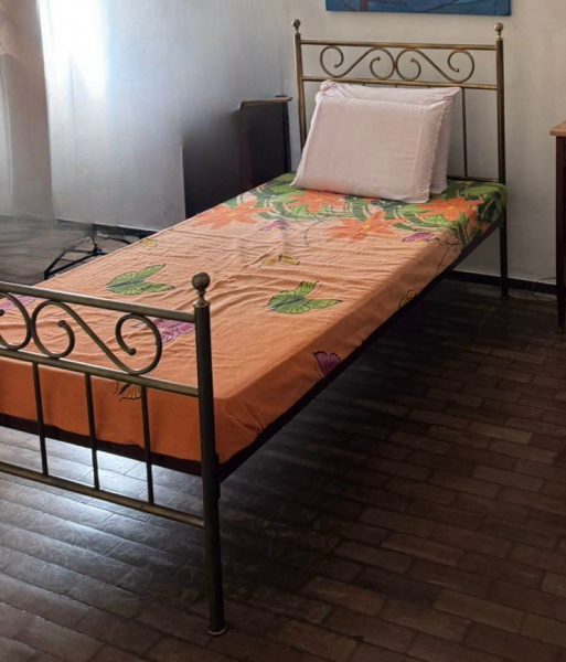 Joias . Cama em ferro fundido.  Medindo 100 x 190 cm