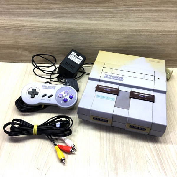 Joias . Console Super Nintendo funcionando em testes iniciais com 1 controle, cabo AV e ...
