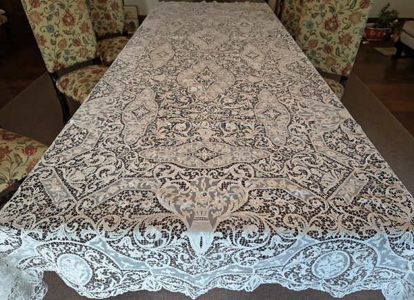 Joias . Linda toalha de mesa de sala de jantar em renda na tonalidade bege, rico ...