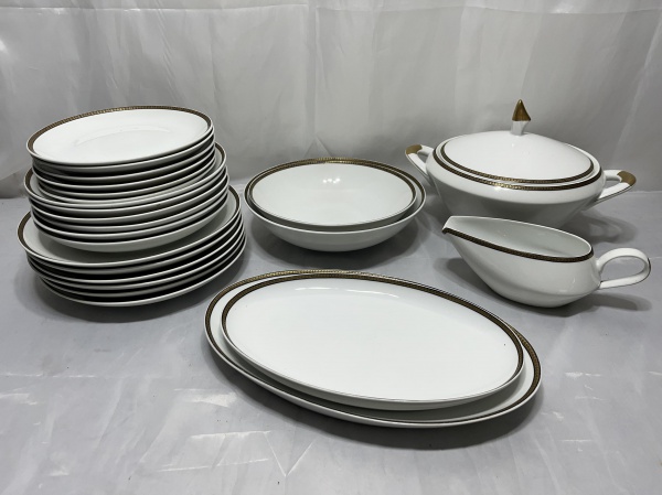 Joias . Jogo de jantar completo para 6 pessoas em porcelana Steatita com borda grega. ...
