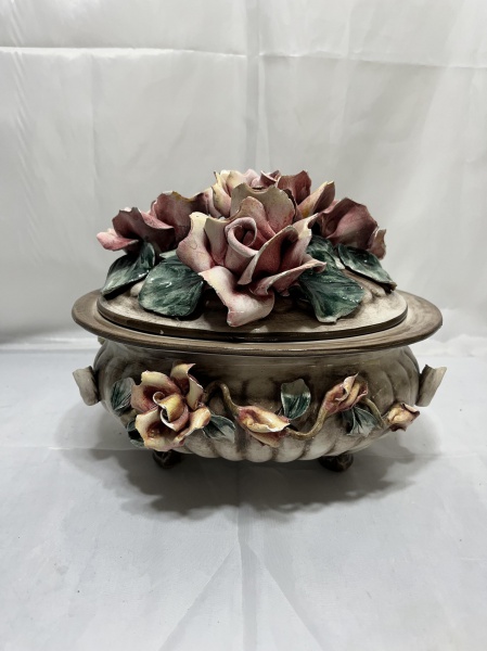 Joias . Centro de mesa em porcelana italiana Capodimonte com tampa ricamente decorada ...