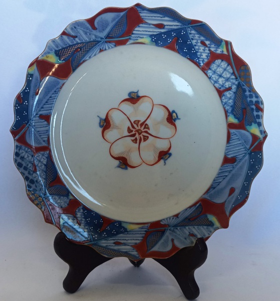 Joias . PRATO JAPONES IMARI POSSIVELMENTE DO PERÍODO MEIJI (FINS DO SÉC.XIX ) 26,5 CM ...