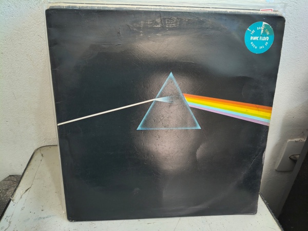 Joias . LP Pink Floyd - The Dark Side of The Moon. Capa VG, disco VG (riscos ...