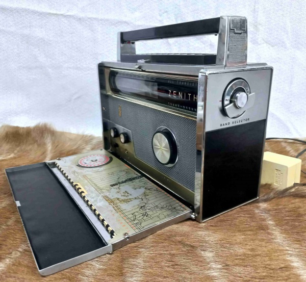 Joias . RADIO ZENITH TRANS OCEANIC-ROYAL 1000 - 8 BANDAS. Bem conservado, funcionando, ...