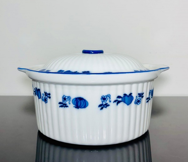 Joias . Antiga Terrina em porcelana, com corpo frisado na cor branca, com motive ...
