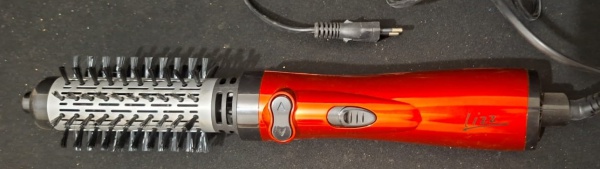 Escova Rotativa Red Hot elétrica de ar quente (hair styler ou escova alisadora/estilizadora de cabelo), com sistema de rotação com supla direção com uma escova. Aparelho na cor vermelha com uma base d