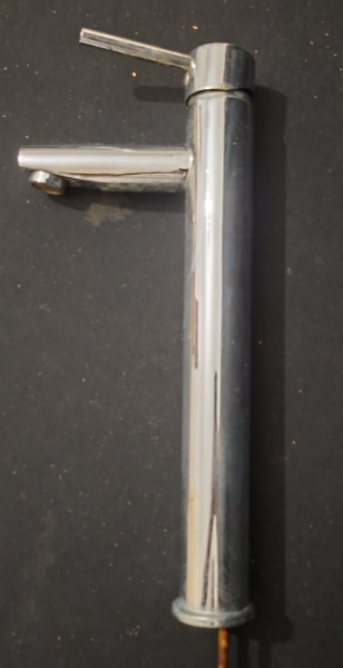 Torneira Alta de banheiro (monocomando ou misturador), projetada para ser instalada em um lavatório ou pia. Ela possui um bico longo e um único controle (monocomando) para ajustar água quente e fria.