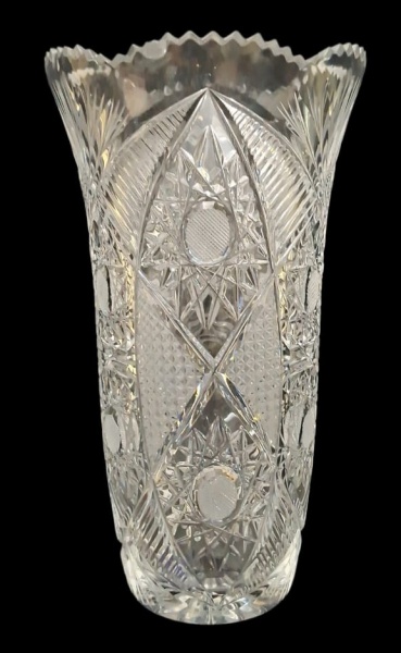 Vaso de cristal lapidado, no estilo Bohemia ou Cut Glass. Peça bem bonita. Alt.27cm - Padrão: Lapidação em "ponta de diamante", estrelas, "olhos" e raios. Borda serrilhada/zique-zague. É um desenho cl