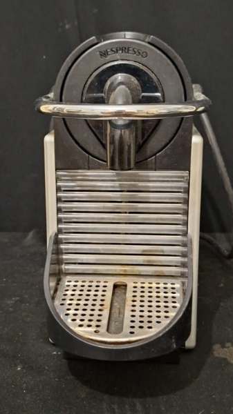 Máquina de Café expresso - Nespresso Pixie, da linha Original Line. Dá pra ver pelo design: corpo compacto, lateral metálica texturizada, alavanca cromada e reservatório de água traseiro. Não testada 