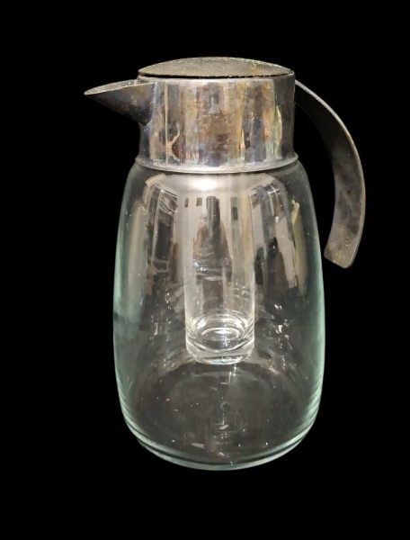 Jarra de vidro com bico e tampa em metal espessurado a prata, acompanhada de um tubo infusor de gelo. Modelo bem clássico dos anos 1950-1970. Alt. 25cm - O que é esse conjunto:- Jarra: Corpo em vidro