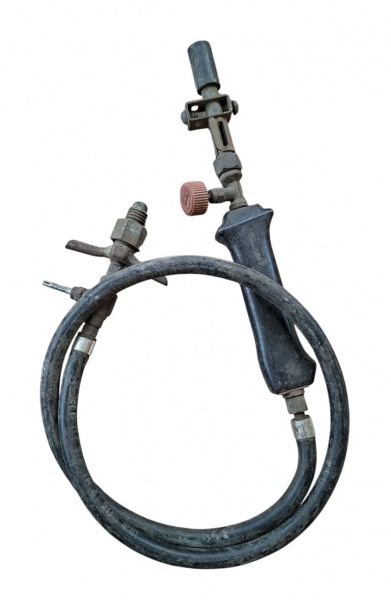 Antigo Maçarico de soldagem para adaptável em botijão de gás (torch de soldagem) usado em processos de soldagem e corte. Ele possui uma válvula de controle (o botão vermelho) para regular a chama na p