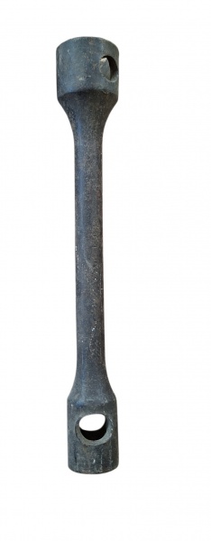Antiga e vintage chave de roda de Caminhão (também chamada de chave de boca ou chave de pneu) vintage, usada para afrouxar ou apertar os parafusos das rodas de carros antigos. Ela tem um formato along