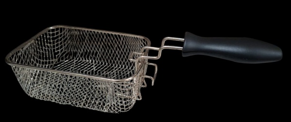 Cesta de fritadeira (ou fritadeira de rede), um acessório usado em fritadeiras elétricas ou a gás para fritar alimentos, como batatas ou outros itens, imersos em óleo quente. Med. 7cm altura x 12cm la