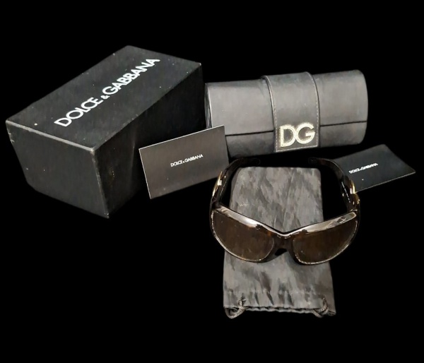 Óculos de sol Original da Dolce & Gabbana vintage, modelo wrap-around dos anos 2000. E veio completo: caixa, case rígido "DG", saquinho e os cards de autenticidade. - Modelo: Estilo "shield" ou "másca