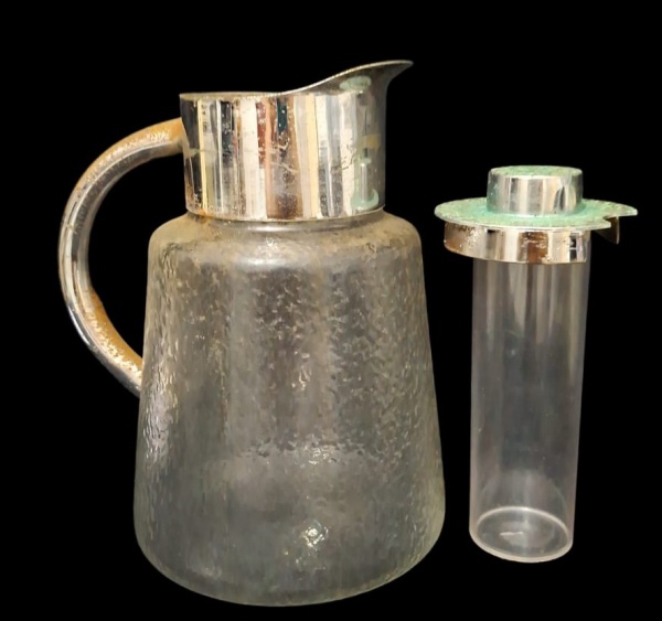 Jarra de vidro com tubo infusor de gelo, retrô - Vidro: Corpo em vidro martelado/craquelado, o que dá essa textura granulada. Bem típico dos anos 1960-1970 - Metal: Alça, bico e tampa do infusor em me