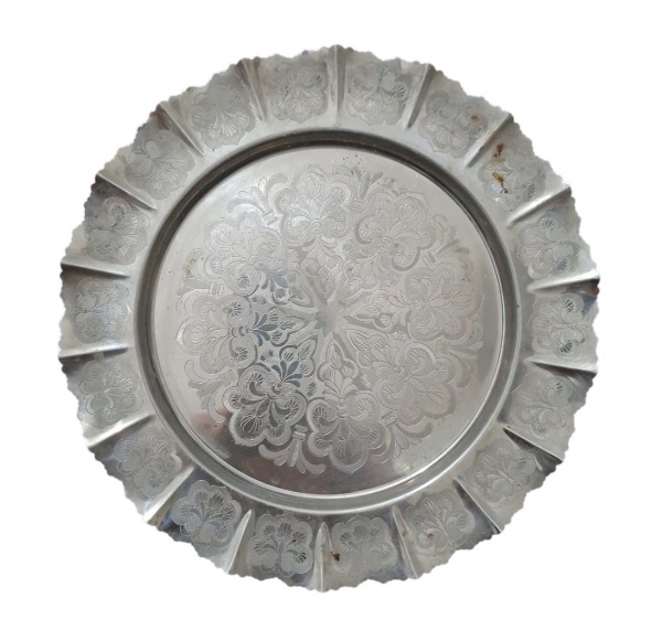 Bandeja ou prato decorativo em metal prateado, com borda ondulada e desenhos florais gravados. Peça bem tradicional de enxoval dos anos 1960-1980. - Estilo: Borda recortada em gomos e cinzelado floral