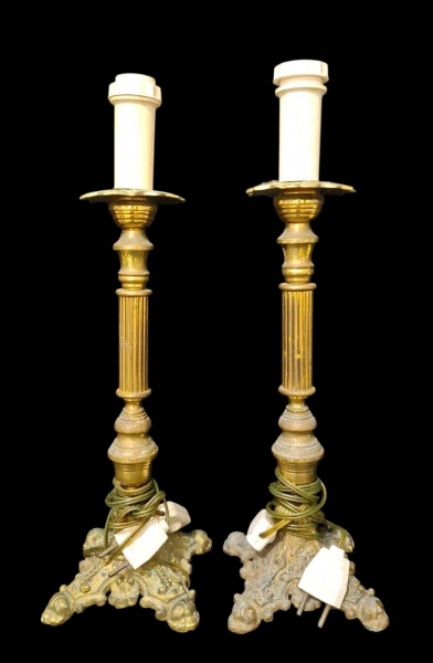 Par de candelabros de bronze convertidos em abajures. Estilo Neoclássico/Eclético, final séc. XIX ou início XX. - Candelabros de coluna canelada, base trípode com volutas e motivos florais. Tipologia 