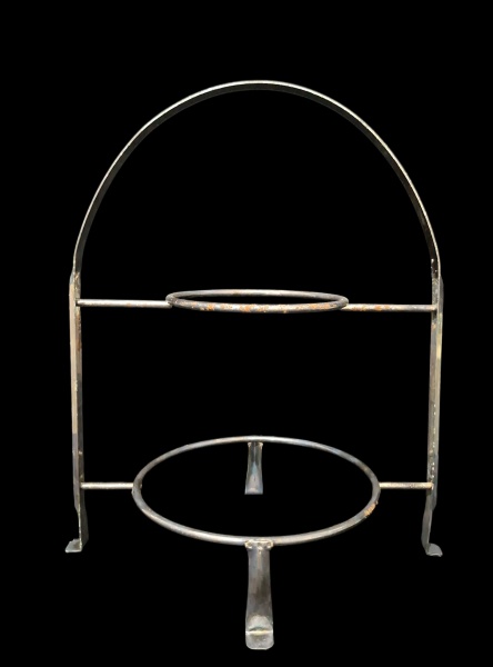 RIVA - Suporte expositor em dois nível de metal espessurado à prata cinzelada marcado Riva Silver Special medindo 32cm de largura com 40cm de altura. Com 645g.
