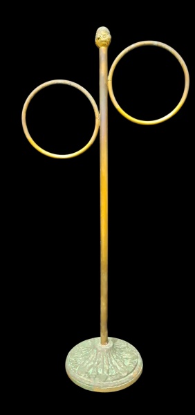 Suporte para toalha de mão vintagem, meados do século XX, construção em metal com tons dourados com 2 anéis circulares para pendurar toalhas. A base exibe design decorativo e a parte superior é finali