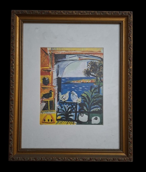 Reprodução reprodução offset emoldurada de "Les Pigeons" do Pablo Picasso, de 1957. Moldura: Dourada entalhada, estilo clássico. Bem usada nos anos 1990-2000 pra decorar salas. A moldura sozinha vale