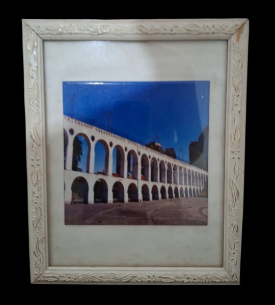 Impressão sobre azulejo emoldurado - fotografia emoldurada dos Arcos da Lapa, cartão-postal clássico do Rio de Janeiro. - Imagem: Foto colorida dos Arcos da Lapa com céu azul intenso. Ângulo tradicion