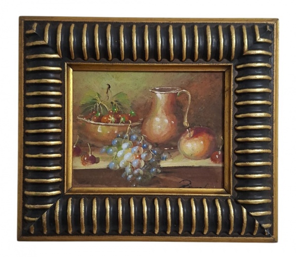 Quadro - OST - Natureza-morta a óleo, com moldura estilo império em preto e dourado, bem marcante. Tema: Clássico acadêmico - tigela com morangos, cacho de uvas, cerejas, maçã e jarra de cobre/latão.