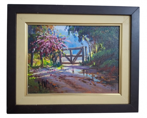 JOEL OLIVEIRA - OST - Tema: Porteira de madeira no campo, árvore florida rosa/roxa, poça d'água com reflexo, luz matinal. Pincelada solta, cor pura, escola impressionista brasileira . Assinatura no ca