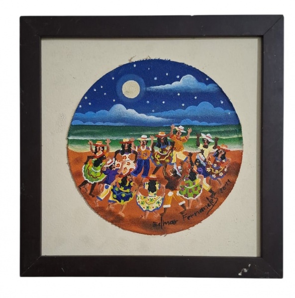 EDMAR FERNANDES (2017) AST - colada em vinil e emoldurada - Festa popular na praia, lua cheia, mar ao fundo. Homens de chapéu e mulheres de saia rodada dançando forró/xaxado. Paleta alegre: azul notur