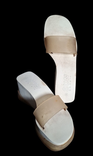 Tamanco plataforma SUN Brasil, tira translúcida, nº 36 - - Tipo: Tamanco plataforma/slide, salto anabela. Modelo anos 1990-2000- Marca: SUN Brasil, gravado na palmilha. Marca nacional popular na época