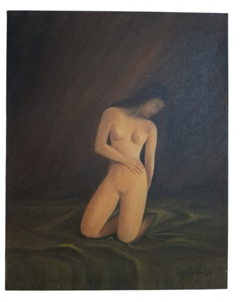 Ravanello. Nu feminino ajoelhado, frontal. Assinatura "Ravanello" no canto inferior direito.Análise:- Tema: Nu feminino frontal, ajoelhado sobre tecido verde escuro. Cabeça inclinada, luz dramática vi