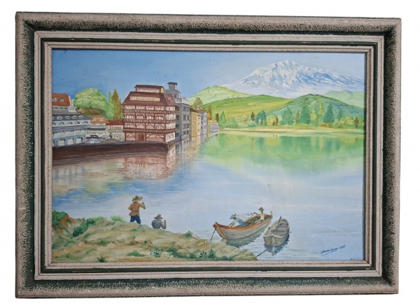 Henrique, 1975. Óleo sobre Madeira, paisagem lacustre. Assinatura "Henrique 1975" no canto inferior direito.Tema: Lago com cidade de arquitetura enxaimel, barcos, pescadores, montanha nevada ao fundo.