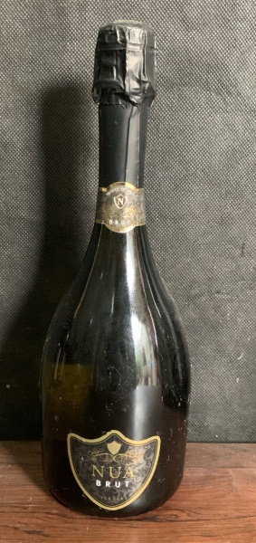 Vinho NUÃ espumante branco brut sem garantia da salubridade.