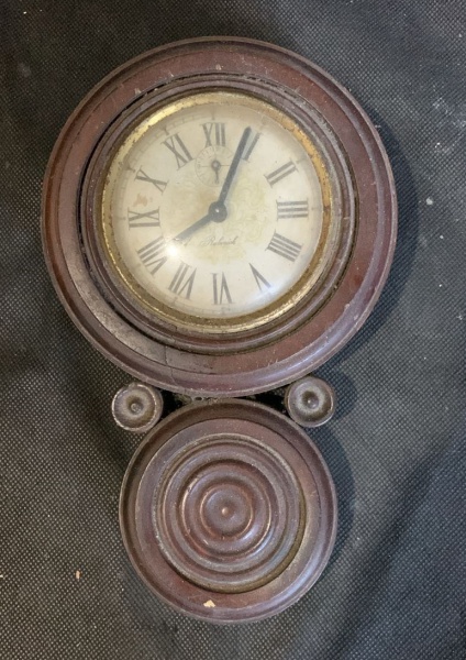 Antigo relógio dito Oito, em madeira nobre, da Rubinick fundo branco com carácteres em algarismo romano. Funcionando, movido à corda, demanda revisão. Sem garantia. Med. 28cm x 17,5cm