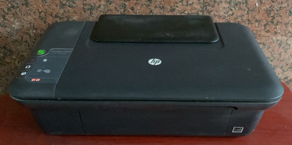 Impressora Multifuncional HP Deskjet F2050 ligando, demanda carga de tinta. Procede todos os movimentos convencionais ao ligar e informa ausência de cartuchos de tinta. Sem garantia.