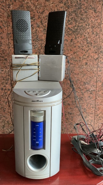 Home Theater System Britânia HT5000 , ligando, funcionando, não testado por não ter e não saber como ligas, forro da caixa demanda reparo. Vide foto, sem garantia.