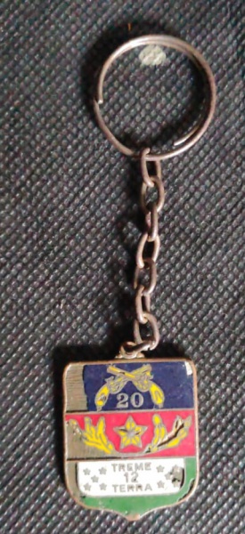 Militaria - Antigo chaveiro do 20. Batalhão treme 12 terra . Apresentando pequenas perdas na pintura de laca.