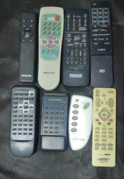 Lote com 8 controle remoto com modelo e marcas diferentes.