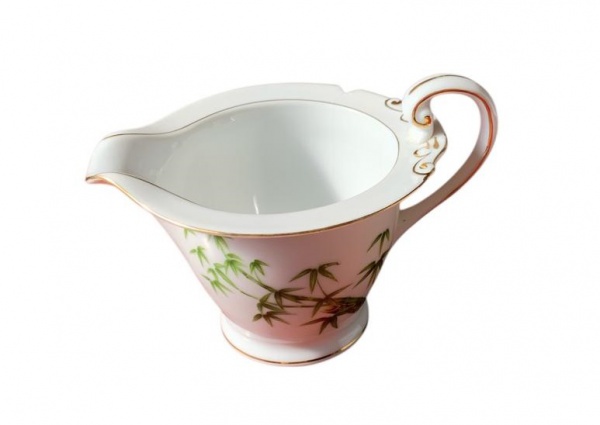 Linda Cremeira de fina porcelana Japonesa da Hira Tah-Kay com decoração típica com imagens de bambu e folhagens, borda filetará a ouro, apresenta bicado - alt. 7cm