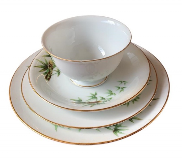 Conjunto com 4 peças, prato de bolo, prato sobremesa, pires e xícara, todos de fina porcelana Japonesa da Hira Tah-Kay com decoração típica com imagens de bambu e folhagens, borda filetará a ouro e de