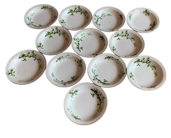 Lote com 12 pratos fundos de sopa de fina porcelana Japonesa da Hira Tah-Kay com decoração típica com imagens de bambu e folhagens, borda filetada a ouro, excelente qualidade. Diam. 19cm