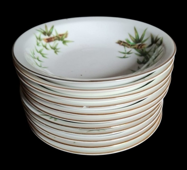 Conjunto com 11 peças, (bows) todos de fina porcelana Japonesa da Hira Tah-Kay com decoração típica com imagens de bambu e folhagens, borda filetará a ouro e de excelente qualidade, um deles com peque